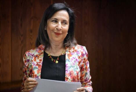 Robles sostiene que solo la UME puede atacar el fuego y acusa al PP de «demagogia»