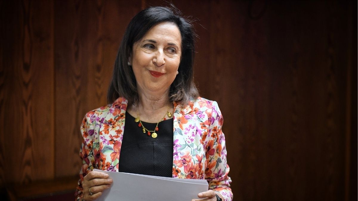 Robles sostiene que solo la UME puede atacar el fuego y acusa al PP de «demagogia»