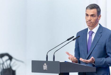 Los economistas dan seis suspensos a Sánchez por el balance de esta legislatura