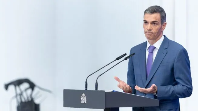 Los datos desmienten a Sánchez: España está a la cola de la UE pese a sus «avances sociales»