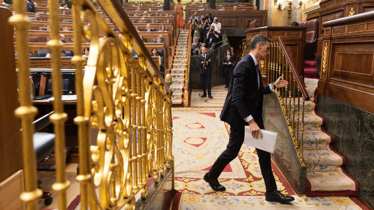 El Congreso despide a Sánchez entre gritos del PP, aplausos del PSOE y silencio de los socios