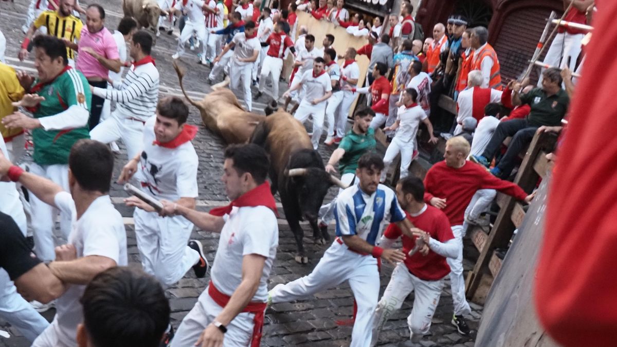 Los toros de Álvaro Núñez protagonizan un veloz tercer encierro con un herido por asta