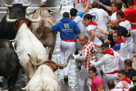 Peligroso primer encierro de Sanfermines con la manada rota desde Santo Domingo