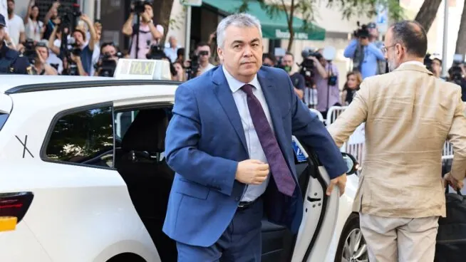 La defensa de Santos Cerdán prevé que pasará todo el verano en prisión