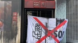 La sede del PSOE en Valencia amanece vandalizada con pintura negra y el logo tachado
