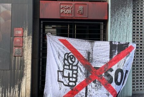 La sede del PSOE en Valencia amanece vandalizada con pintura negra y el logo tachado