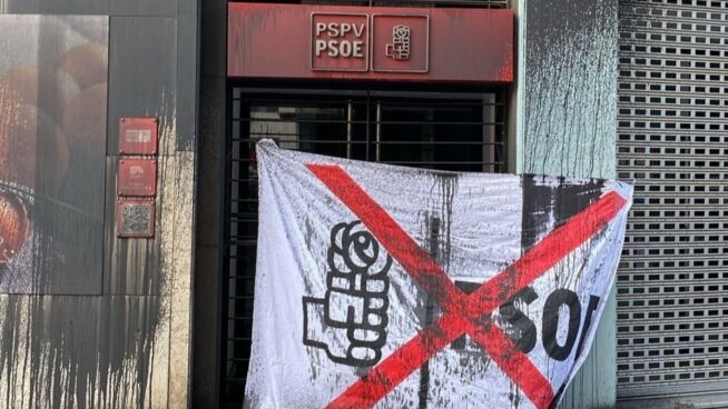 La sede del PSOE en Valencia amanece vandalizada con pintura negra y el logo tachado