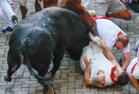 Peligroso encierro de Cebada Gago en Sanfermines, con un toro suelto desde Estafeta