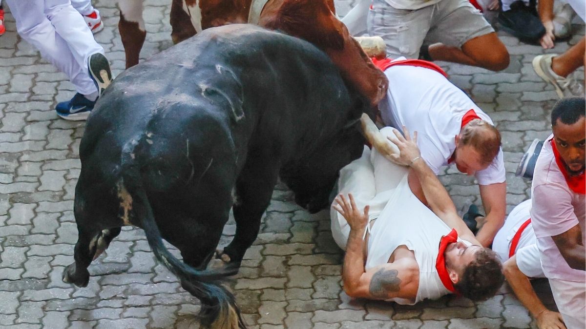 Peligroso encierro de Cebada Gago en Sanfermines, con un toro suelto desde Estafeta