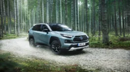 Tesla traspasa la corona como coche más vendido del mundo al Toyota RAV4