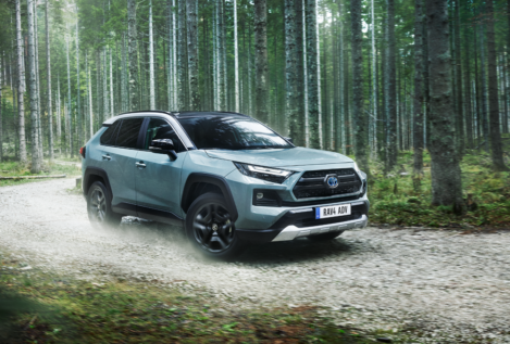 Tesla traspasa la corona como coche más vendido del mundo al Toyota RAV4
