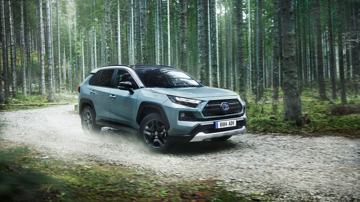 Tesla traspasa la corona como coche más vendido del mundo al Toyota RAV4