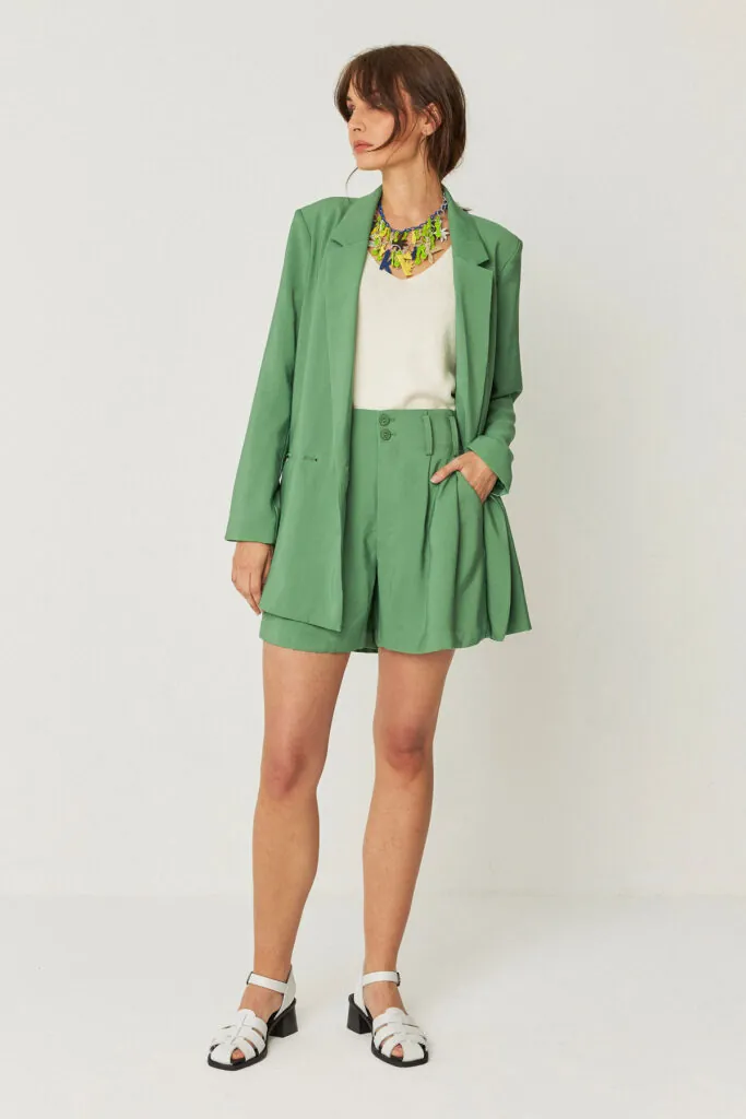 Traje femenino con bermudas de la firma SKFK