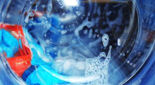 Cómo usar sal en la colada para revivir colores y eliminar olores de forma económica