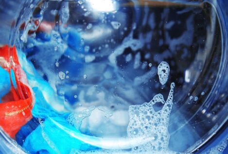 Cómo usar sal en la colada para revivir colores y eliminar olores de forma económica