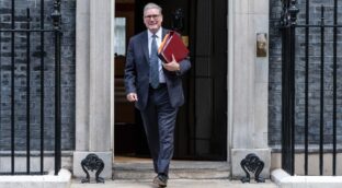 El Gobierno británico propone rebajar a 16 años la edad mínima para votar