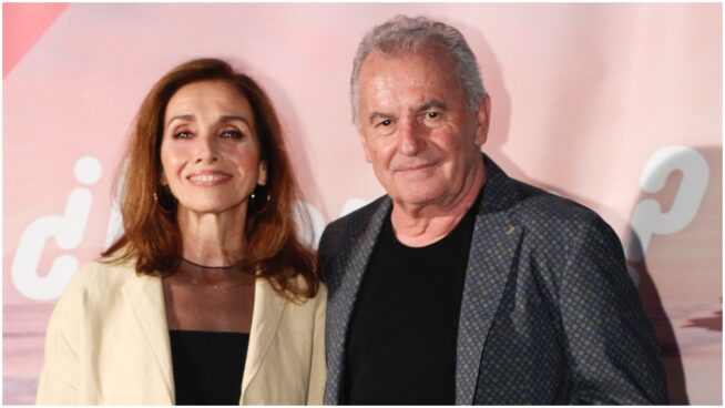 Ana Belén y Víctor Manuel le ponen humor a su duradera relación con una camiseta 'doble'