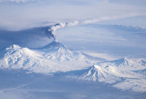 Entra en erupción el volcán Kliuchevskoi de Rusia tras el fuerte terremoto de magnitud 8,8