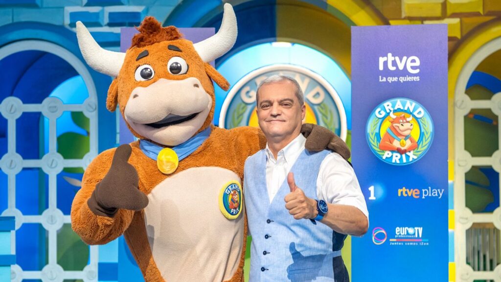 Ramón García, presentador del Grand Prix, junto a la emblemática vaquilla del concurso. RTVE
