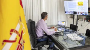 Sánchez interrumpe sus vacaciones unas horas por los incendios una semana después