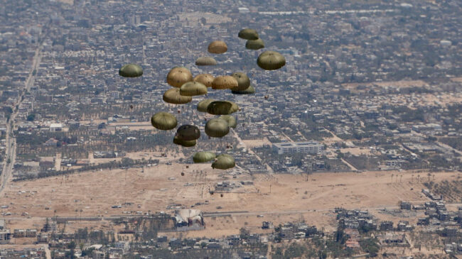 Mercaderes de Gaza venden por 90 euros los paquetes de comida y ayuda que lanzó España