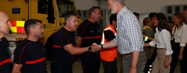 Felipe VI agradece a los efectivos en Orense que combaten el fuego  su «admirable labor»