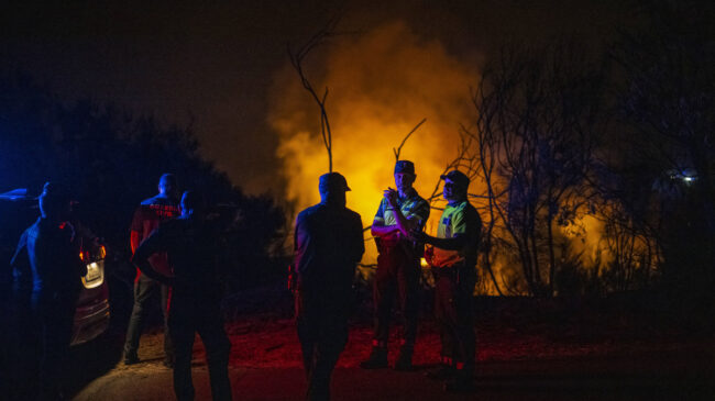 Varios incendios forestales calcinan cerca de 4.000 hectáreas en Galicia y Extremadura