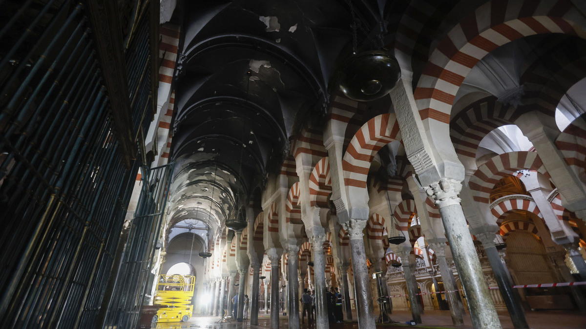 Se hunde el techo de la capilla incendiada de la Mezquita de Córdoba