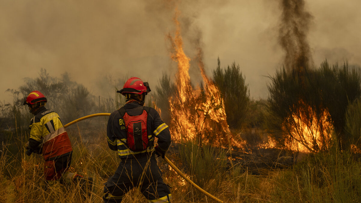 La Xunta alerta de que las emergencias gallegas están al límite por las llamas y pide más medios