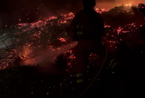 Hospitalizados cuatro militares de la UME que extinguían el incendio de Yeres (León)