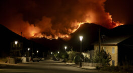 Varios incendios forestales avanzan sin freno pese al alivio por la caída de las temperaturas