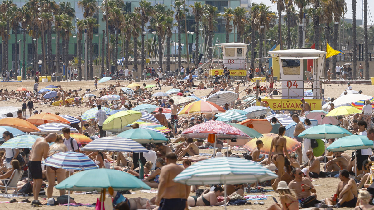 Más visitantes que nunca, pero menos gasto: el turismo ‘low cost’ crece en España