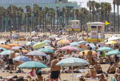 Más visitantes que nunca, pero menos gasto: el turismo 'low cost' crece en España