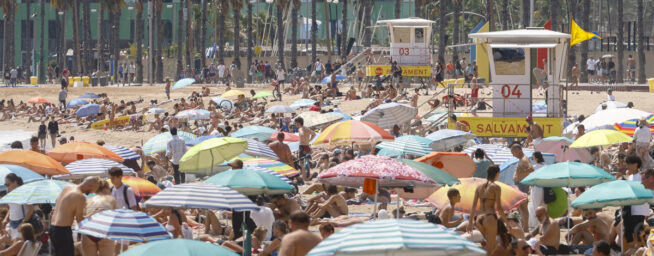 Más visitantes que nunca, pero menos gasto: el turismo 'low cost' crece en España
