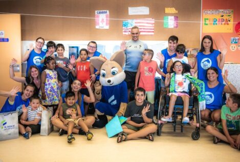El club de fútbol saudí Al Fateh visita la escuela El Dofi durante su pretemporada en Gerona