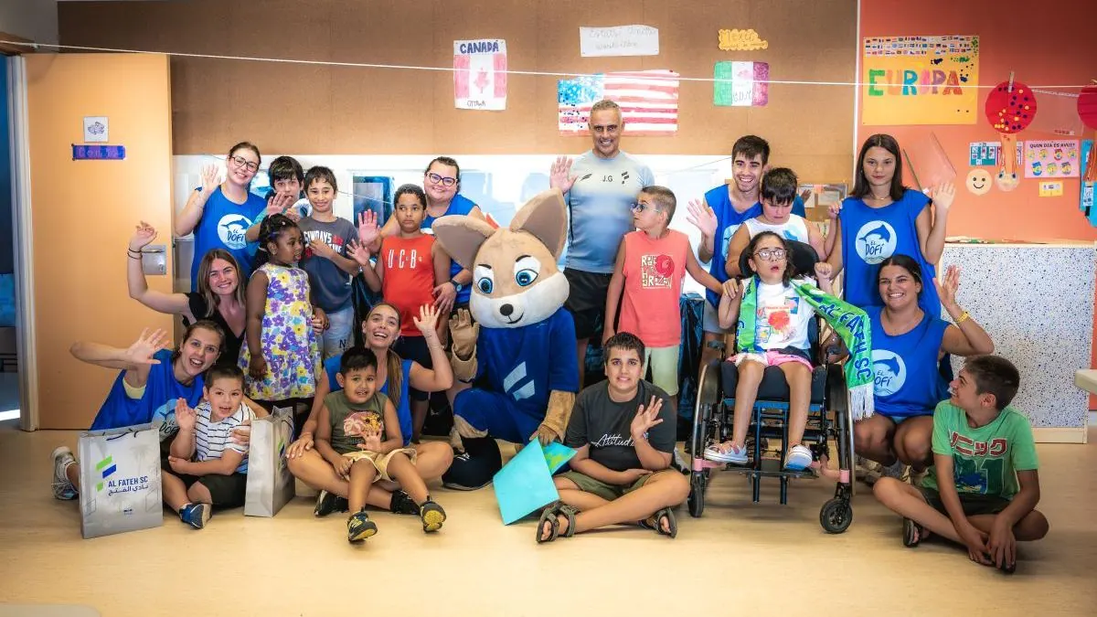 El club de fútbol saudí Al Fateh visita la escuela El Dofi durante su pretemporada en Gerona