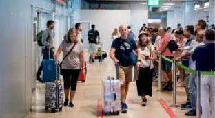 Los trabajadores acusan a aerolíneas y Gobierno de sabotear la huelga de 'handling'