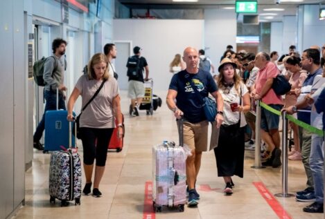 Los trabajadores acusan a aerolíneas y Gobierno de sabotear la huelga de 'handling'