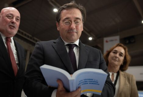 Exteriores paga a una empresa para que recopile los discursos de Albares en un libro