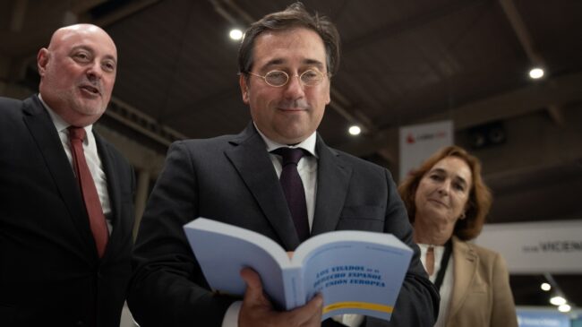 Exteriores paga a una empresa para que recopile los discursos de Albares en un libro