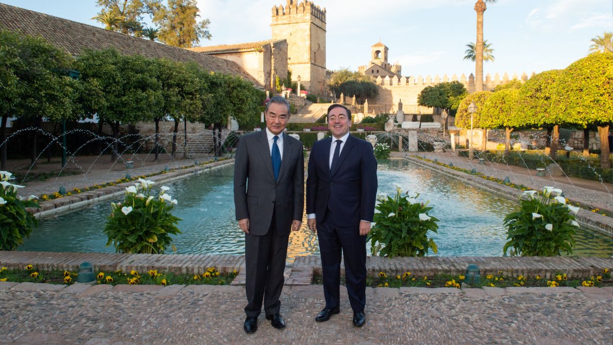 Albares cambia la elección del número dos en la embajada de Pekín en un nuevo guiño a China