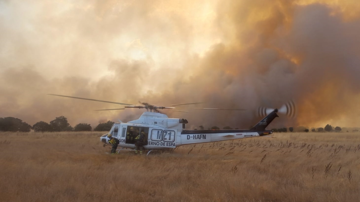 Evacuados 700 vecinos por el incendio de Molezuelas de la Carballeda (Zamora)