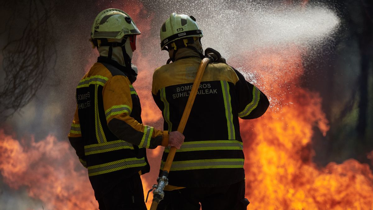 Un total de 80 efectivos por tierra continúan los trabajos en el incendio de Lubrín (Almería)