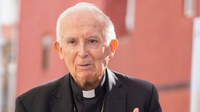 El cardenal Antonio Cañizares abandona el hospital tras casi dos semanas ingresado