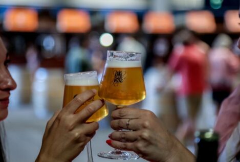 España esquiva los despidos de Heineken por el auge de la hostelería y las cervezas premium