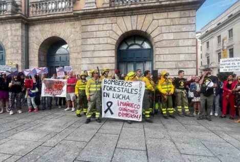 Bomberos forestales reclaman sus derechos y recuerdan a sus compañeros fallecidos