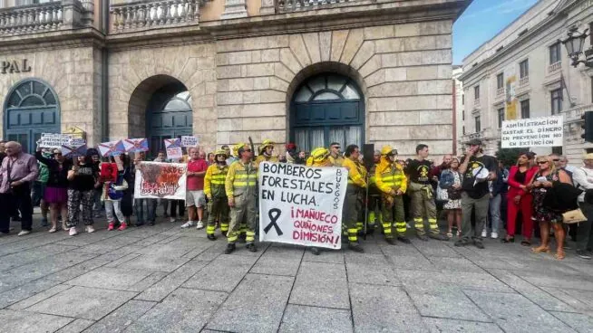 Bomberos forestales reclaman sus derechos y recuerdan a sus compañeros fallecidos