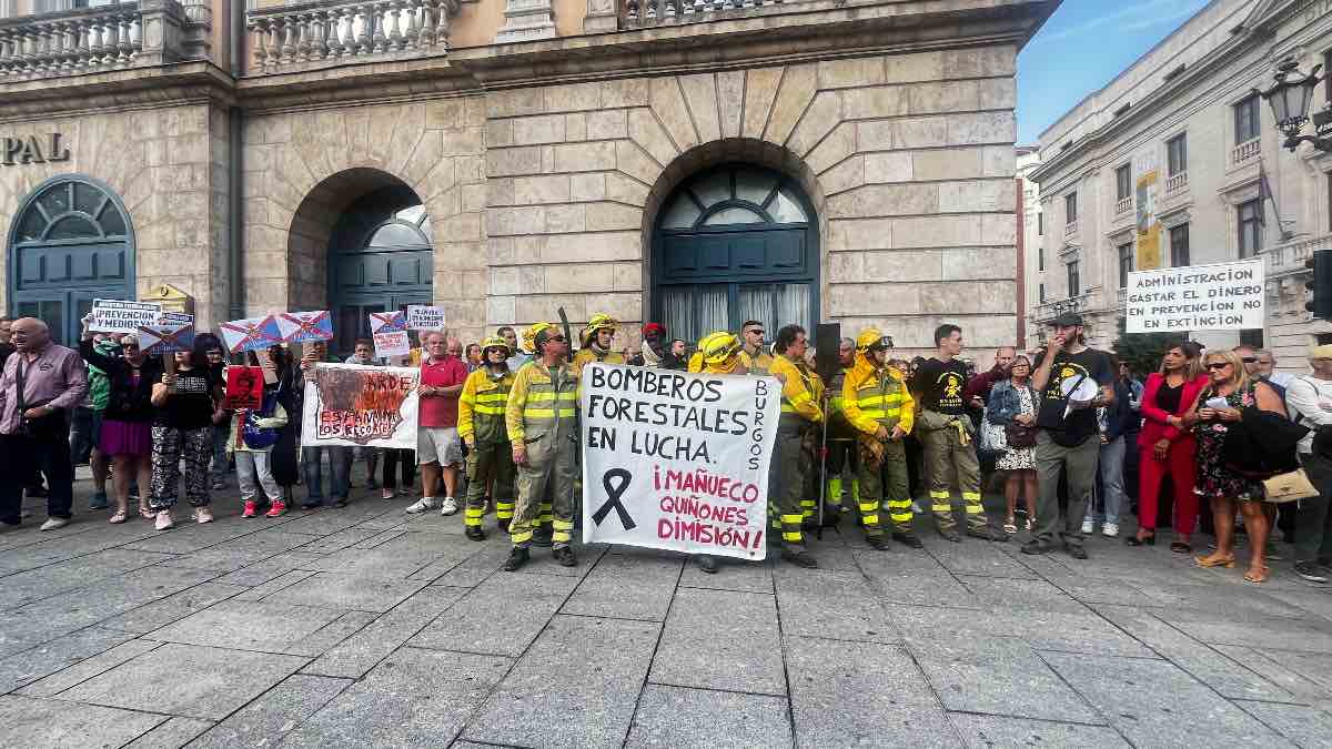 Bomberos forestales reclaman sus derechos y recuerdan a sus compañeros fallecidos
