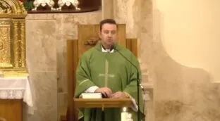 El cura de Valdepeñas denuncia la explotación de temporeros en La Mancha: «Son personas»