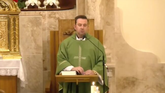 El cura de Valdepeñas denuncia la explotación de temporeros en La Mancha: «Son personas»